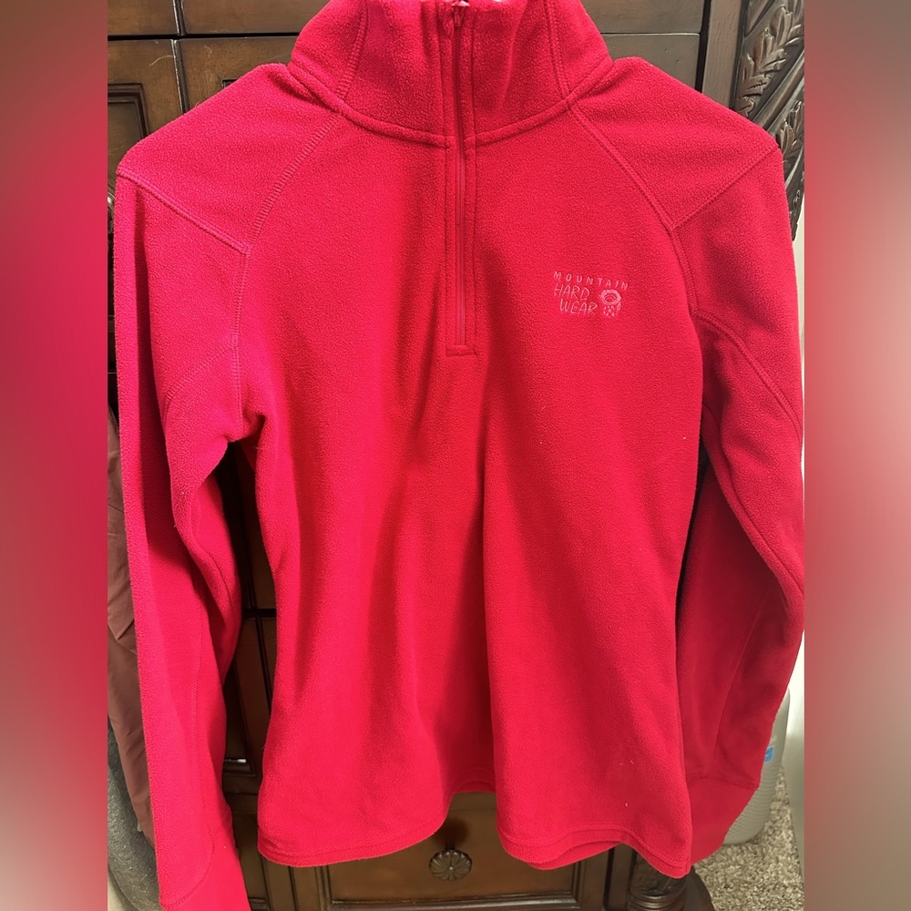 Women’s Mountain Hardwear Half Zip pullover.